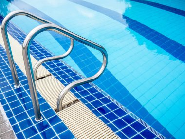 Mavi Standart yüzme havuzu insanlar olmadan.