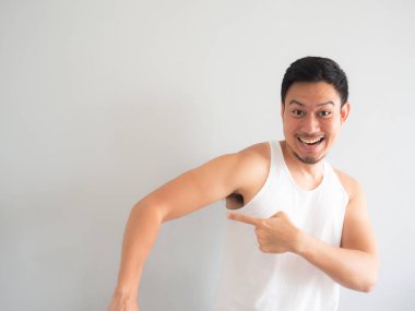 Mutlu yüz beyaz kolsuz bluz Asya adam kolumdan tabaklanmış.