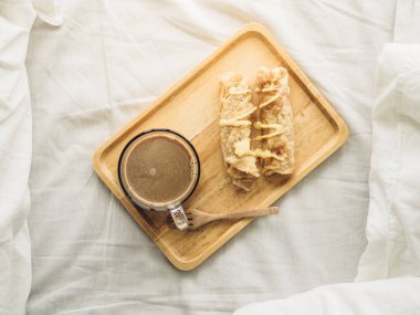 Roti ve sıcak kakao hizmet üzerinde yatak kahvaltı seti Tay şekerli.