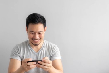 Gülümseme ve Asya adamın mutlu yüzünü mobil oyna.