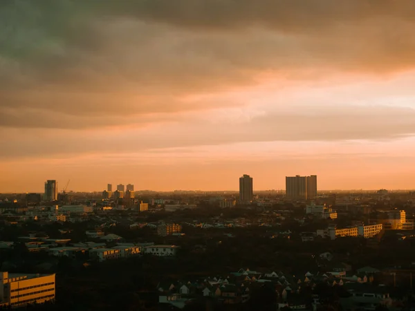 厚い雲と夕日の光 Unknow 市の都市景観 — ストック写真
