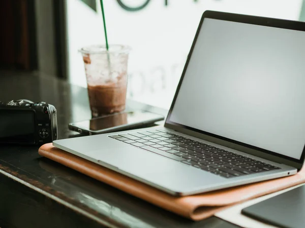 Laptop Layar Kosong Dengan Kamera Dan Kopi Kafe Konsep Pekerjaan — Stok Foto