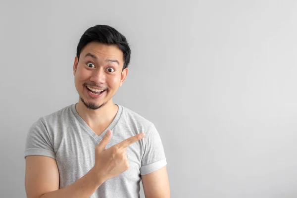 Wow Och Chockad Ansikte Asiatiska Mannen Peka Att Presentera Ett — Stockfoto