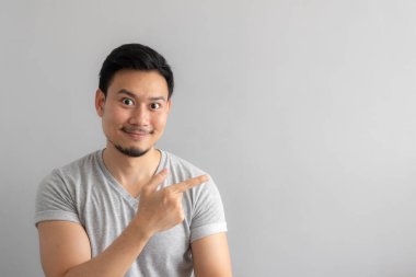 Asyalı adamın gülüşü ve mutlu yüzü boş bir içerik sunumunu işaret ediyor. Reklam modeli konsepti.