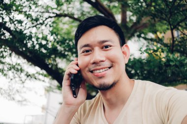 Mutlu Asya adam bir görüşme Smartphone'da vardır..