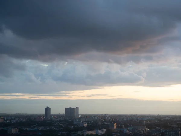 厚い雲と夕日の光 Unknow 市の都市景観 — ストック写真