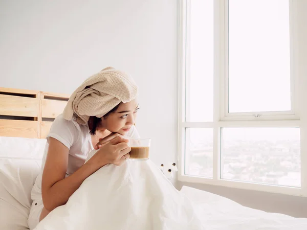 Mulher Asiática Feliz Beber Café Manhã Após Chuveiro — Fotografia de Stock