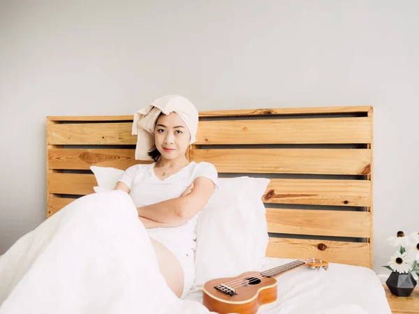 Mulher Asiática Tem Dia Relaxamento Fino Com Seu Ukulele Cama — Fotografia de Stock