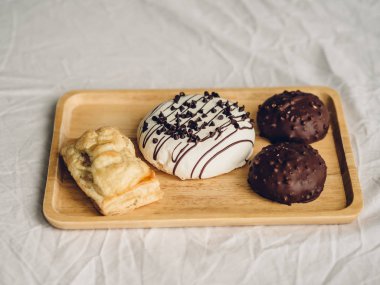 Çikolatalı çörek ve pasta.