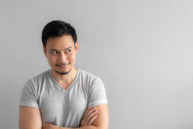 Asyalı adamın gülüşü ve mutlu yüzü boş bir içerik sunumunu işaret ediyor. Reklam modeli konsepti.