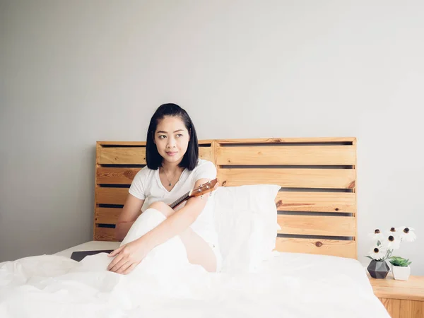 Ukulele Ile Yatak Odasında Kalan Asyalı Kadın — Stok fotoğraf