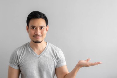 Asyalı adamın gülüşü ve mutlu yüzü boş bir içerik sunumunu işaret ediyor. Reklam modeli konsepti.