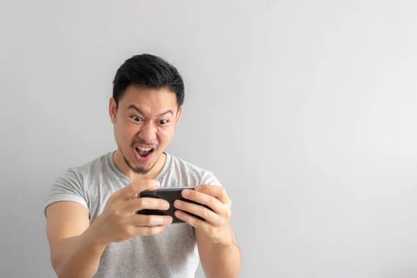 Asyalı Adamın Mobil Oyun Oynamak Için Bağımlısı Deli Komik Yüzü — Stok fotoğraf