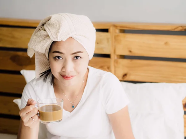 Close Mulher Asiática Beber Café Manhã Relaxar Sua Cama Após — Fotografia de Stock