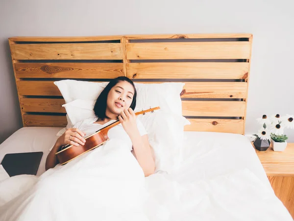 Азиатская Женщина Пытается Выучить Укулеле Время Отдыха Своей Спальне — стоковое фото