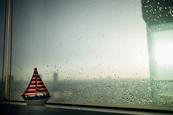 Kleine Zeilboot Rand Van Regenachtige Windows Met Een Beetje Zonlicht — Stockfoto