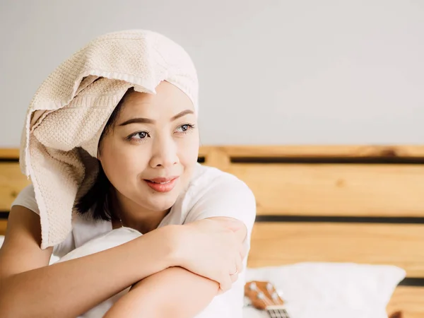 Close Mulher Asiática Relaxar Sua Cama Após Banho — Fotografia de Stock