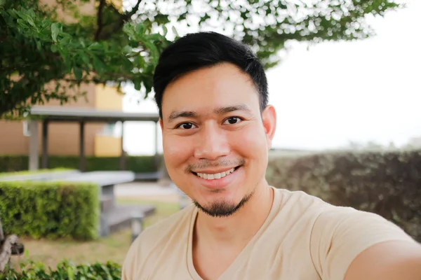 Feliz Asiático Hombre Tomar Selfie Mismo Sonriendo —  Fotos de Stock
