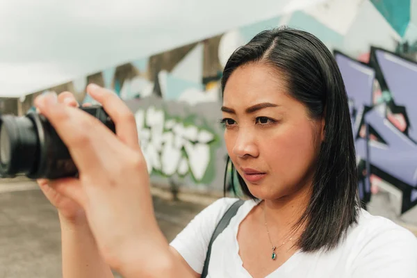 Femme Asiatique Profiter Prendre Une Photo Bâtiment Abandonné Inconnu — Photo