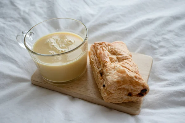 Kukurydziany Mleko Nadziewane Ciasto Francuskie Serwowane Łóżku — Zdjęcie stockowe