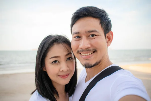Romantiska Asiatiska Par Selfie Foto Stranden — Stockfoto