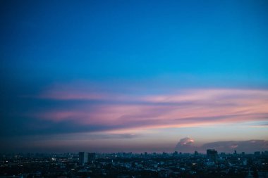 Renkli bulut ve gökyüzü günbatımı cityscape üzerinde.