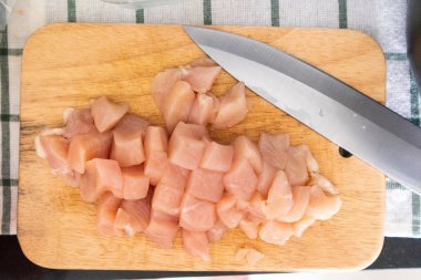 Tavuk göğsü mutfakta Doğrama tahtası üzerinde hazırlanıyor.