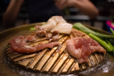 Tay Barbekü büfesi. Taze domuz sıcak tava dilimlenmiş.