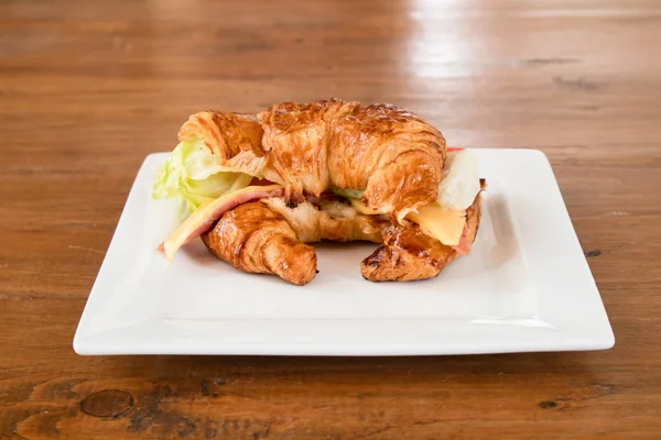 Croissant Jambons Fromage Plat Blanc Sur Table — Photo