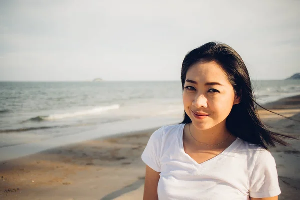 Glad Asiatisk Kvinna Promenad Stranden — Stockfoto