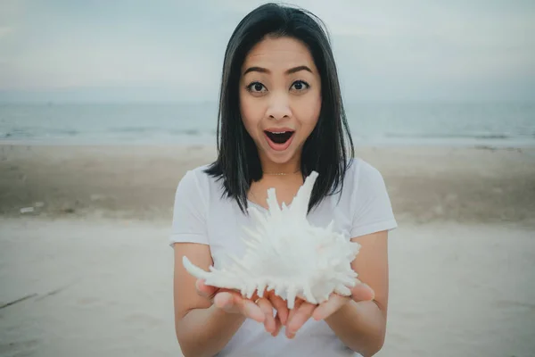 Mujer Asiática Encontró Una Concha Espiga Blanca Grande Playa —  Fotos de Stock