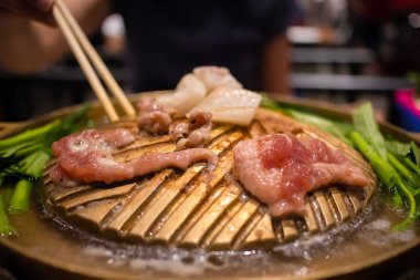 Tay Barbekü büfesi. Taze domuz sıcak tava dilimlenmiş.