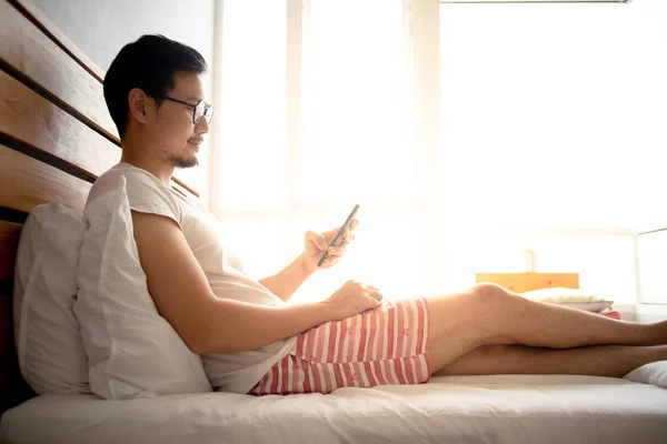 Asiático Homem Usar Seu Smartphone Relaxar Sua Cama Parte Manhã — Fotografia de Stock