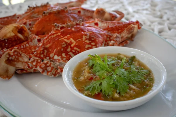 花カニやタイのシーフード ソース添え青蟹を調理 — ストック写真