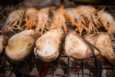 Kızarmış midye ve karides ocakta.