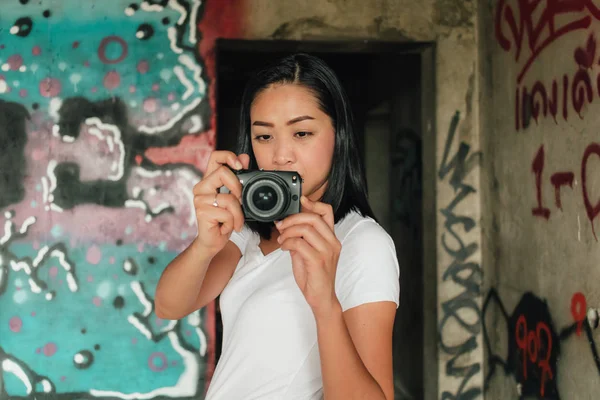 Mujer Asiática Disfrutar Tomar Fotos Edificio Abandonado Desconocido —  Fotos de Stock