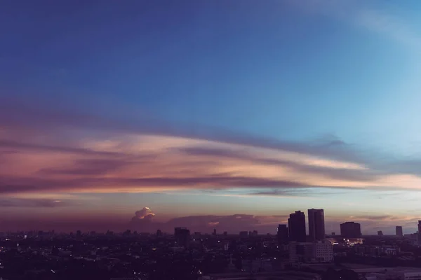 カラフルな雲と空都市景観に沈む夕日 — ストック写真