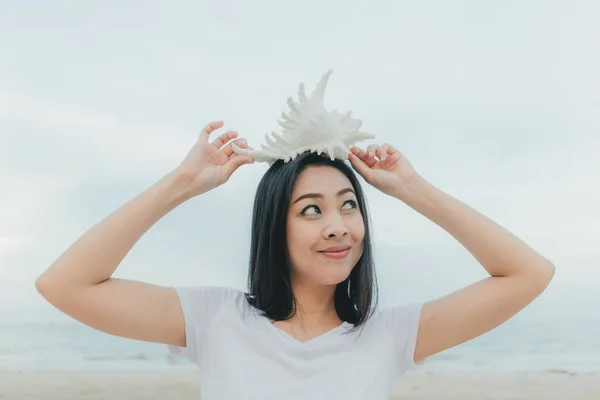 Mujer Asiática Encontró Una Concha Espiga Blanca Grande Playa —  Fotos de Stock