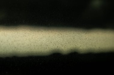 Karanlık fırtına bulutları, yağmur cityscape üzerinde.