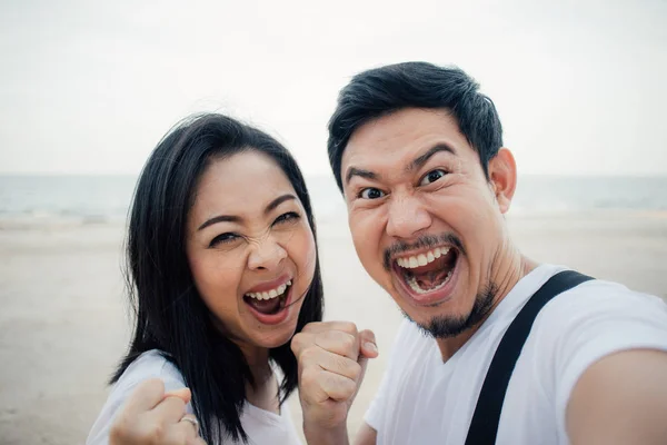 Feliz Sucesso Sim Rosto Asiático Casal Turista Romântico Praia Férias — Fotografia de Stock