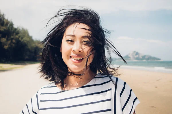 ビーチを歩いて幸せと遊び心のアジア女性 — ストック写真