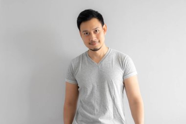 Düz biraz gülümseme ile Asya adam portresi.