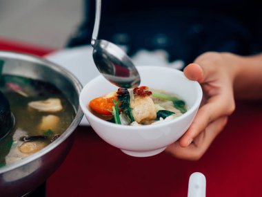 Tay çorbası baharatlı tom yum deniz ürünleri sıcak tencerede temizleyin.