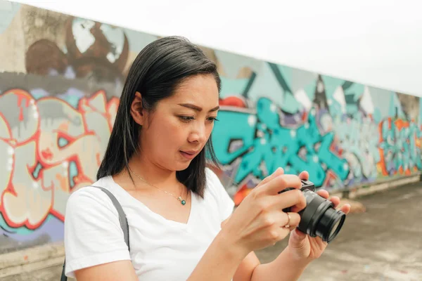 Mujer Asiática Disfrutar Tomar Fotos Edificio Abandonado Desconocido —  Fotos de Stock