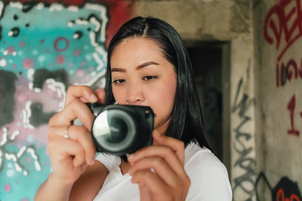 Mujer Asiática Disfrutar Tomar Fotos Edificio Abandonado Desconocido —  Fotos de Stock