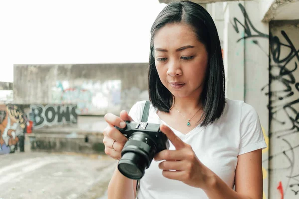 アジアの女性は 未知の放棄された建物の写真を撮って楽しむ — ストック写真