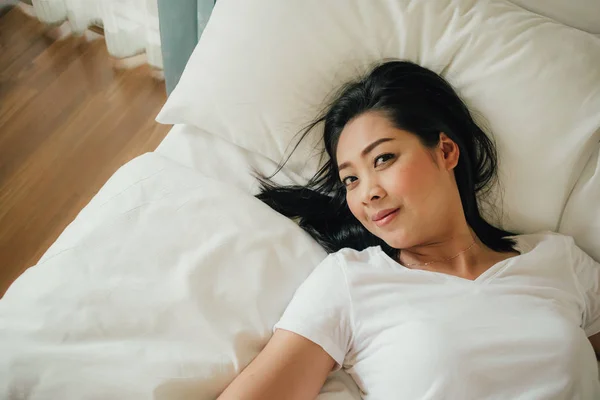 Heureuse Femme Asiatique Détendre Sur Son Lit Matin — Photo