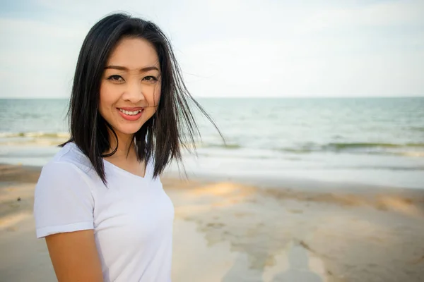 Glad Asiatisk Kvinna Promenad Stranden — Stockfoto