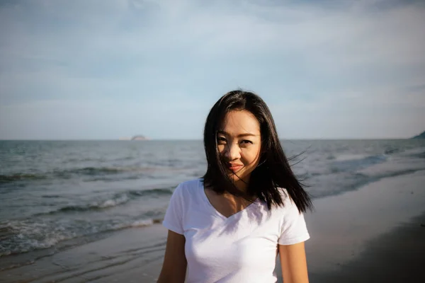 Glad Och Lekfull Asiatisk Kvinna Promenad Stranden Och Leker Med — Stockfoto