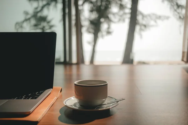 Laptop Und Kaffeetasse Auf Holzboden Mit Warmem Morgenlicht Konzept Der — Stockfoto